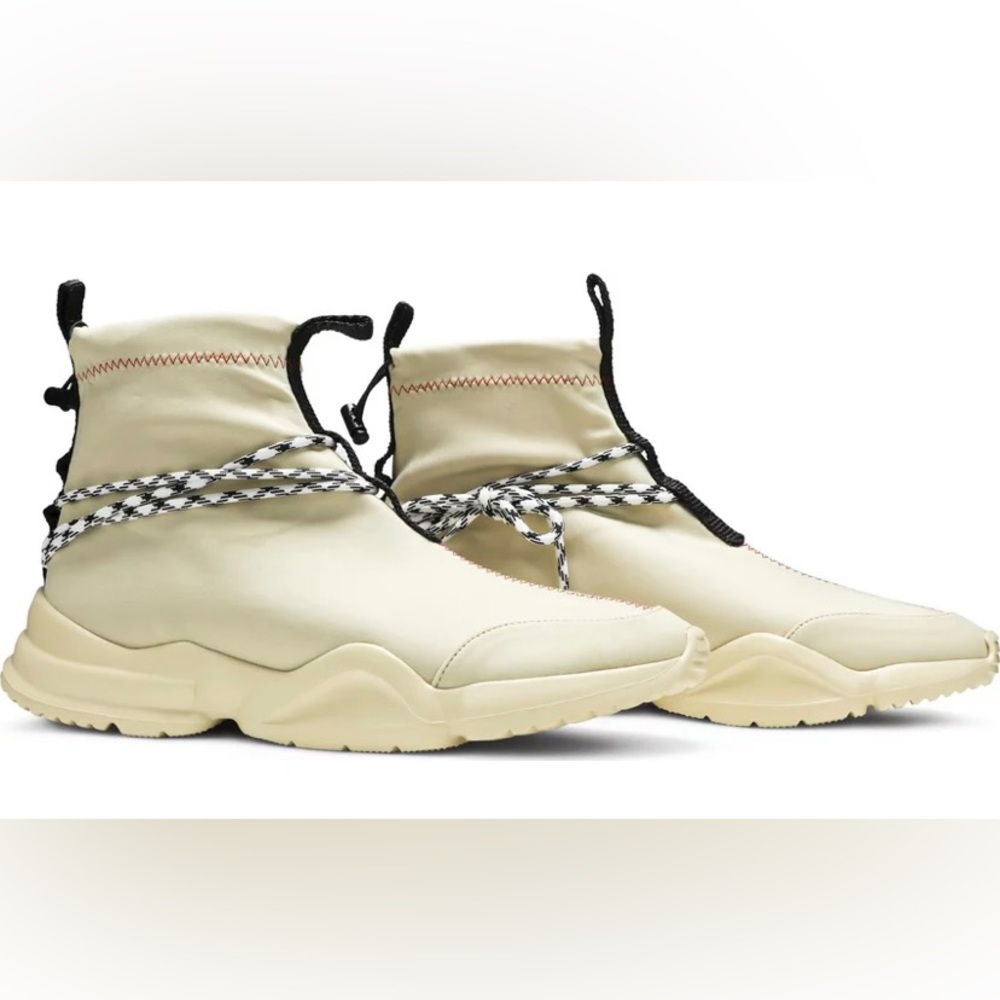 NWT - John Geiger 002 Cream - Size 7
